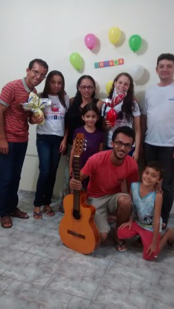 Com sorriso de quem confia em Deus..